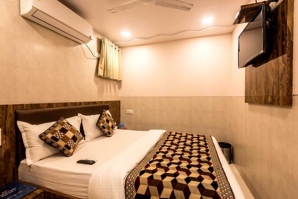 Kf Residency Hotel Мумбай Екстериор снимка